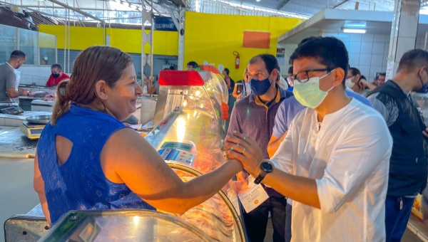 Jenilson toma café da manhã no Mercado Elias Mansour e ouve demandas de comerciantes e consumidores